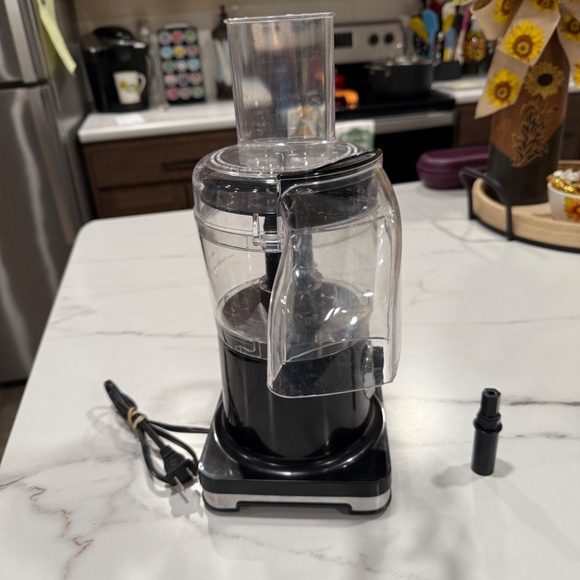 Oster Food Processor FPSTFP4010 4-Cup Continuous Flow Mini Food Processor, Black - Picture 3 of 6